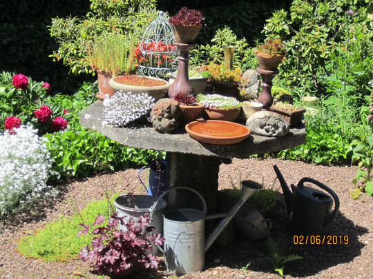 Ein liebevoll dekorierter Tisch in Jeanette Schneids Garten