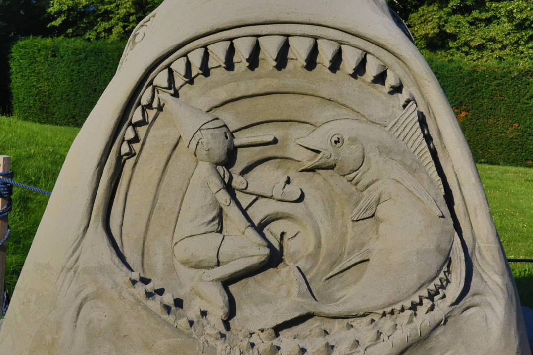 Auch Pinocchio wird aus Sand gestaltet vorgestellt
