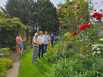 Der 2. Vorsitzende des OGV Mannheim-Friedrichsfeld Karl Heinz Eichhorn fhrte durch seinen Garten