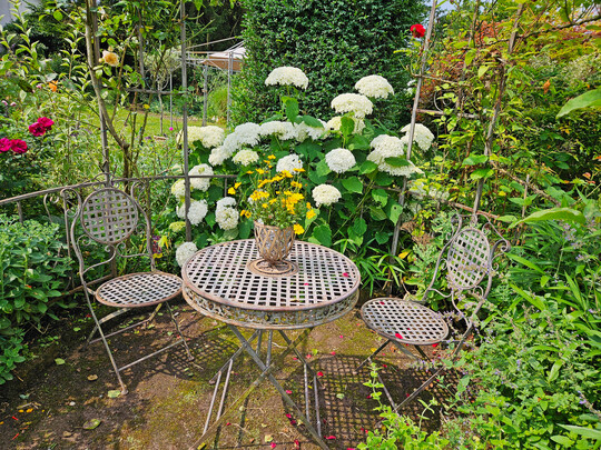Der Garten bezauberte durch viele gemtliche Sitzgelegenheiten