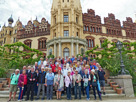Die Teilnehmer der Lehrfahrt vor dem Schweriner Schloss