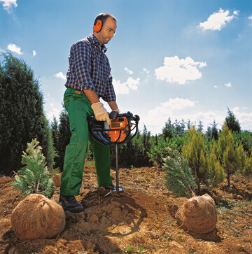 Das Erdbohrgert von Stihl kommt mit QuickStop-Motorbremse (Hebel an der Hfte), die dem Karusselleffekt vorbeugt 