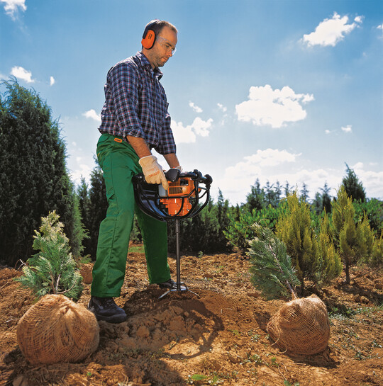 Das Erdbohrgert von Stihl kommt mit QuickStop-Motorbremse (Hebel an der Hfte), die dem Karusselleffekt vorbeugt 