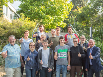 Seit dem 1. September verstrken elf neue Auszubildende das Team der LWG. Dr. Hermann Kolesch (LWG-Prsident, re.) und Albert Cicero (Ausbildungsbeauftragter, li.) hieen die Neulinge willkommen.