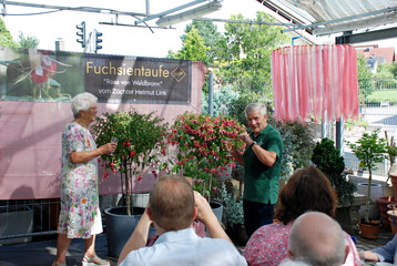 Taufe der Fuchsien-Neuzchtung Rosa von Waldbronn durch die Namensgeberin Rosa Kraft und den Zchter Helmut Link