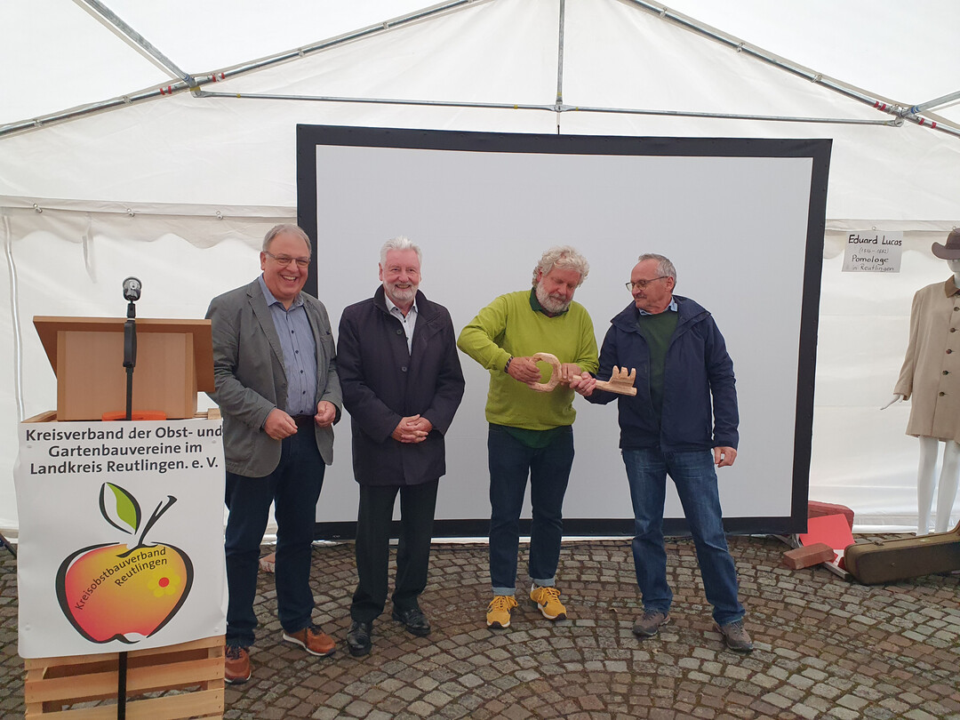 Oberbrgermeister Thomas Keck bergab gemeinsam mit Bruno Ruess, Geschftsfhrer der GWG Reutlingen, symbolisch den Schlssel zum Eduard Lucas-Haus an Ralf Michael Rckel und Ulrich Schroefel (v.l.n.r.)