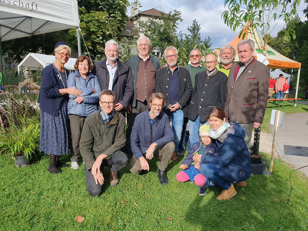 Einige der Grndungsmitglieder des Vereins Eduard Lucas-Haus (v.l.n.r.): Friedel Kehrer (Bronnweiler Weib), Renate Wrner, Peter Bock (Baumschule Rall), Bruno Ruess (GWG Reutlingen), August Kottmann (Kchenmeister, Gasthof Hirsch Gosbach), Thilo Tschersich (Kreisfachberater Obstbau in Reutlingen), Roland Lieb (2. Vorsitzender KOV Reutlingen), Ulrich Schroefel (Geschftsfhrer i.R. des KOV Reutlingen), Dietmar Bez (ehemaliger Vorsitzender des KOV Reutlingen), Fleur Stiegler (Tochter von Anemone Stiegler), Anemone Stiegler (Tochter von Martin Stiegler), Ralf Michael Rckel (Vorsitzender KOV Reutlingen) und Martin Stiegler (Nachfahre Eduard Lucas).