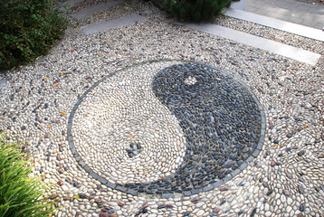 Kieselstein-Ornamente wie dieses Yin-Yang-Symbol haben eine magische Anziehungskraft. Es besteht aus weien Marmor- und schwarzen Basaltkieseln