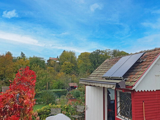 Eine Inselsolaranlage auf dem Dach einer Gartenhtte