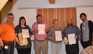 Flankiert vom Vorsitzenden des Obst- und Gartenbauvereins Beuren, Heinrich Wagner (l.) und Daniel Kondratiuk vom Freilichtmuseum Beuren (r.) die 4 Sieger bei der Mostprmierung 2018: Nicole Roller, 3. Platz, Willi Schmalz, 2. Platz, Martha Haumann, 3. Platz, und Dieter Haumann, dem Sieger 2018