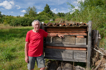 Martin Herbst frdert die Insektenvielfalt auch durch das Aufstellen von Nisthilfen