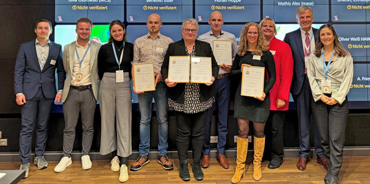Überreichung der Zertifikate bei einem Statusworkshop von MCS am 10. Oktober 2024 in Berlin, von links: Simon Busse (FNR); Markus Bockholt (MCS); Katrin Jaeger (MCS); Jonas Velz (Eifel-Holz), Ulrike Fockenberg (Gramoflor); Marc van Dael (Copertiz); Ribanna Jansen (toom Baumarkt); Cornelia Berns (BMEL); Dr. Norbert Schmitz (MCS); Julia Ostrowski (MCS).