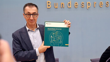 Cem zdemir, der Bundesminister fr Ernhrung und Landwirtschaft, prsentiert den BMEL-Ernhrungsreport 2024