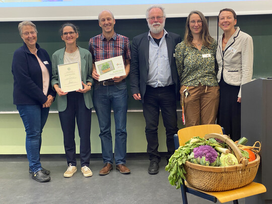 Preisverleihung des Sonja-Bernadotte-Preises an Anja Burtscher-Marte am 26.09.2024 in
Erfurt. Auf dem Foto v. l. n. r.: Prof. Dr. Dorothee Benkowitz, Anja Burtscher-Marte, Prof. Dr. Stefan Jarau (Laudator), Götz Stehr, Katy Wenzel (Universität Erfurt), Prof. Dr. Sandra Tänzer (Universität Erfurt)