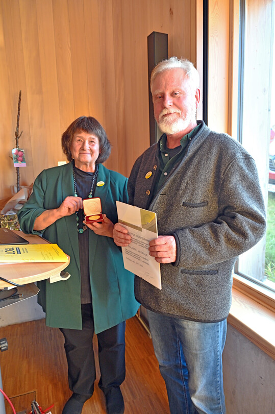 Verabschiedung von LOGL-Geschäftsführer Rolf Heinzelmann: LOGL-Präsidentin Sigrid Erhardt überreicht die goldene LOGL-Medaille