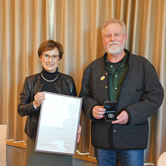 Verabschiedung von LOGL-Geschäftsführer Rolf Heinzelmann: Staatssekretärin Sabine Kurtz überreicht die Landesmedaille
