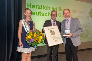 Jrgen Mertz, Prsident des Zentralverband Gartenbau e.V., und die Deutsche Blumenfee 2014/2015, Christina Aumann, gratulieren Dr. Walter Hartmann (r.) zu seiner Auszeichnung