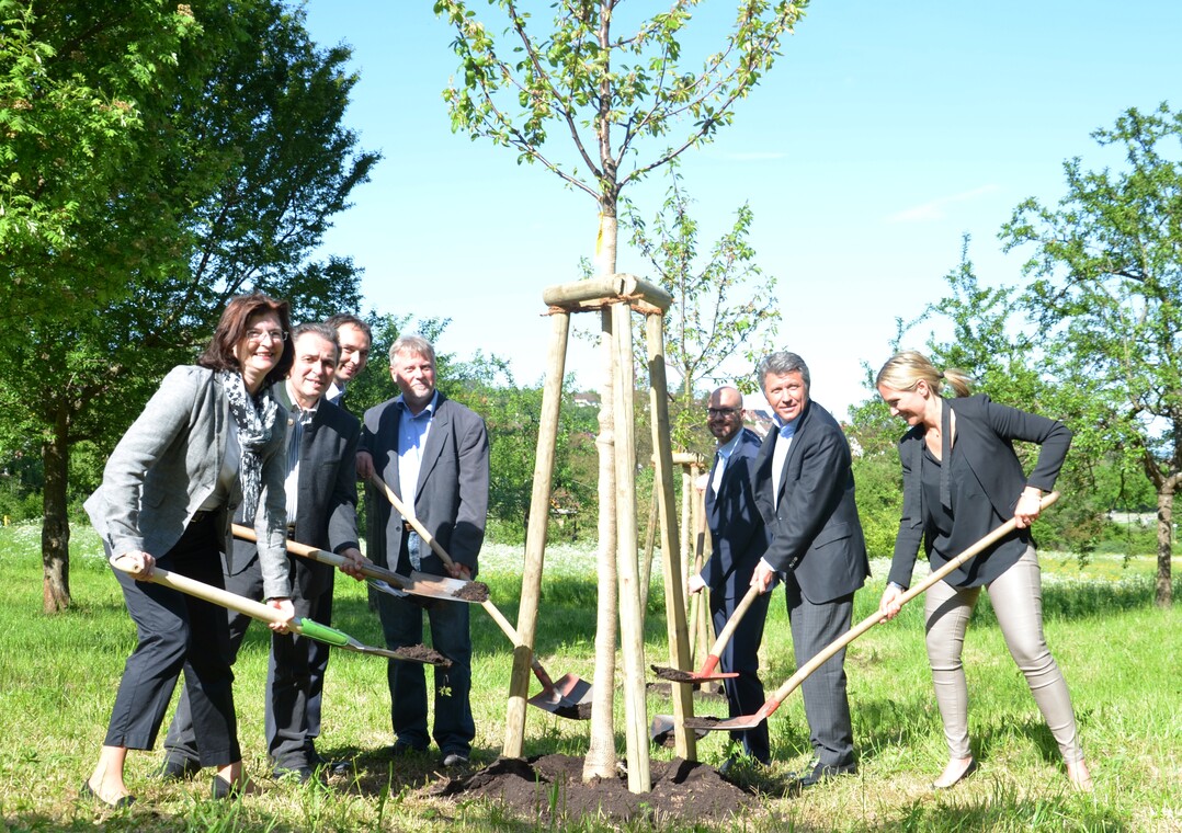 Symbolischer Spatenstich mit u.a. Claus Peter Hutter, Prsident von NatureLife-International (2.v.l.), und LOGL-Geschftsfhrer Rolf Heinzelmann (4.v.l.)