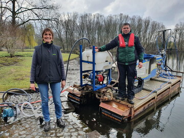 Annette Mannschott und Markus Beiten bei der Impfung des Rheinauensees