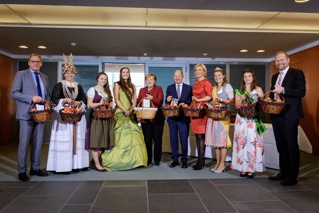 v.l.n.r.: Franz-Josef Holzenkamp (DRV-Präsident), Marina Tajger (Altländer Blütenkönigin), Jasmine Lasch (Apfelkönigin Wesendahl), Nane Coorßen (Blütenkönigin Mecklenburg-Vorpommern), Dr. Angela Merkel (Bundeskanzlerin), Olaf Scholz (Bundesminister der Finanzen), Julia Klöckner (Bundesministerin für Landwirtschaft und Ernährung), Julia Heimgartner (Bodensee Apfelkönigin), Elisabeth Geithel (Blütenkönigin Sächsisches Obst), Dr. Christian Weseloh (Geschäftsführer BVEO)