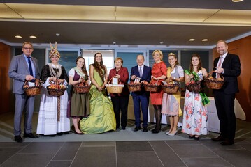 v.l.n.r.: Franz-Josef Holzenkamp (DRV-Prsident), Marina Tajger (Altlnder Bltenknigin), Jasmine Lasch (Apfelknigin Wesendahl), Nane Cooren (Bltenknigin Mecklenburg-Vorpommern), Dr. Angela Merkel (Bundeskanzlerin), Olaf Scholz (Bundesminister der Finanzen), Julia Klckner (Bundesministerin fr Landwirtschaft und Ernhrung), Julia Heimgartner (Bodensee Apfelknigin), Elisabeth Geithel (Bltenknigin Schsisches Obst), Dr. Christian Weseloh (Geschftsfhrer BVEO)