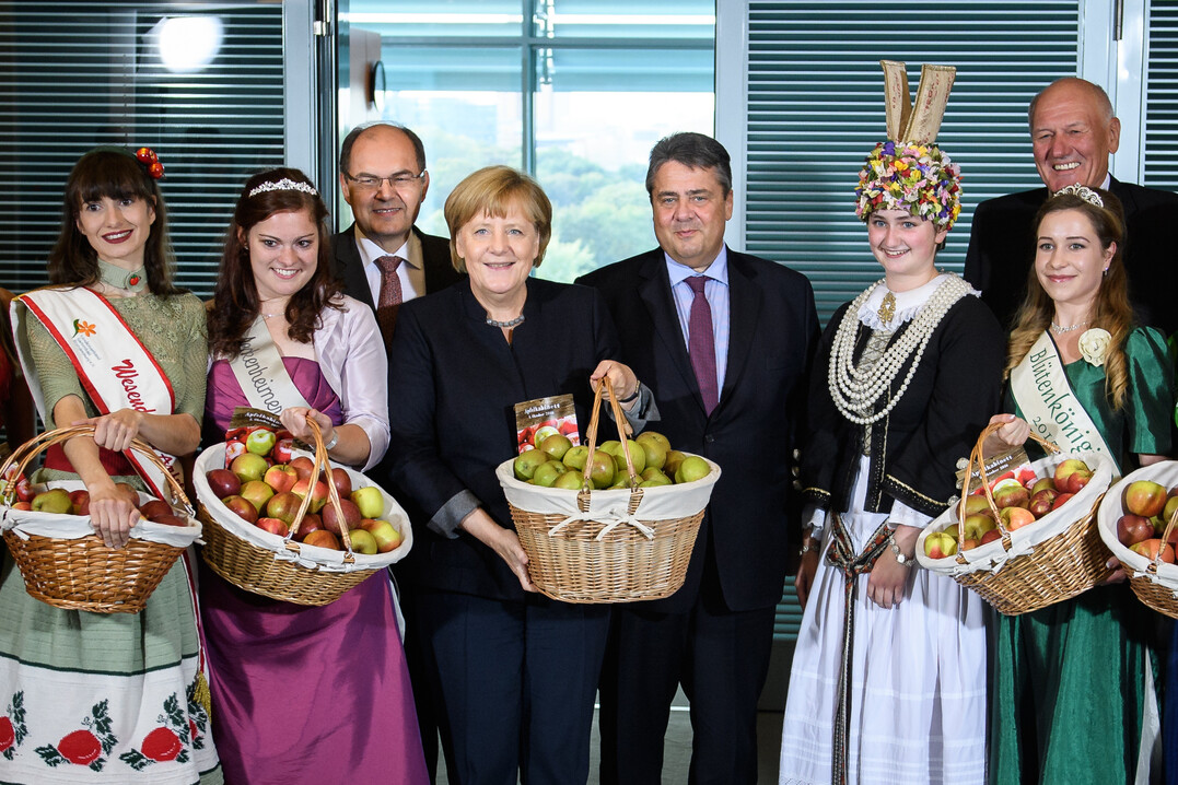 Deutschlands Apfelköniginnen zu Gast im Kanzleramt