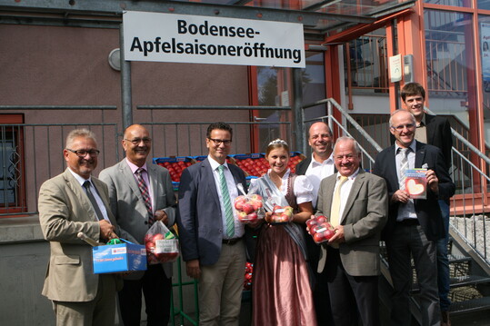 Vertreter aus Politik, Berufsstand und Vermarktung bei der Erffnung der Bodensee-Apfelsaison