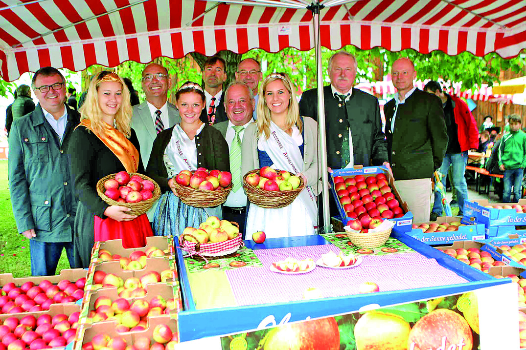 Mit Vertretern aus Berufsstand, Politik und Vermarktung wurde am Bodensee beim Apfelwandertag auf dem Betrieb Bernhard in Furatweiler die neue Saison eröffnet