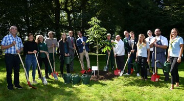 Baumpflanzung mit Landrat Zeno Danner (6.v.l.), Mainau-Geschftsfhrerin Bettina Grfin Bernadotte (5.v.l.), Mainau-Geschftsfhrer Bjrn Graf Bernadotte (7.v.l.), Fridays for Future Aktivistin Jelena Anslik (3.v.l.) und weiteren Mitarbeiterinnen und Mitarbeitern aus unterschiedlichen Bereichen der Insel