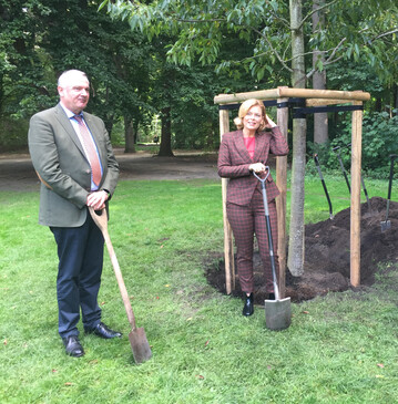 Bundesumweltministerin Julia Klckner und BdB-Prsident Helmut Selders bei der Baumpflanzung