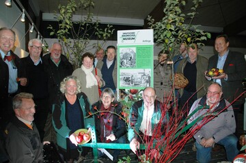 In freudiger Erwartung auf die Saison 2016 zum Thema Obstgehlze mit Untersttzung der Lichtknstlerin Gisela Meyer-Hahn (Bildmitte kniend neben Dr. Heike Meyer-Schoppa, Museumsleitung und Hellmut Nagel, Schatzmeister) einige Besucher der Mitgliederversammlung des Frdervereins Deutsches Baumschulmuseum