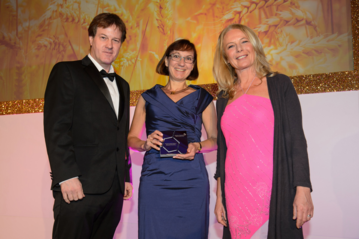 Gastgeberin Juliet Smith (rechts) und Robert Birkett, Journalist bei Agribusiness Intelligence, berreichen den Agrow Award 2018 an Charlotte Morr, Leiterin der Transparenzinitiative der Division Crop Science von Bayer