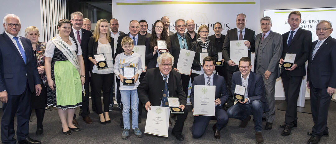 Staatssekretr Peter Bleser (l.) berreicht zusammen mit DLG-Vizeprsident Prof. Dr. Achim Stiebing (r.) in Anwesenheit der Bundestagsabgeordneten Kordula Kovac und Alois Gerig sowie der nord-wrttembergischen Destillatknigin Anna Schleicher die Urkunden und Medaillen an die diesjhrigen Preistrger. 