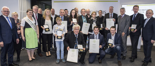 Staatssekretr Peter Bleser (l.) berreicht zusammen mit DLG-Vizeprsident Prof. Dr. Achim Stiebing (r.) in Anwesenheit der Bundestagsabgeordneten Kordula Kovac und Alois Gerig sowie der nord-wrttembergischen Destillatknigin Anna Schleicher die Urkunden und Medaillen an die diesjhrigen Preistrger. 