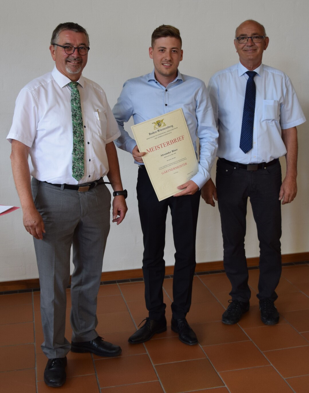 Alexander Bser (Mitte) verfasste die beste Hausarbeit, neben Dr. Kurt Metzger vom Regierungsprsidium Stuttgart (links) und LVEO Prsident Franz Josef Mller (rechts)