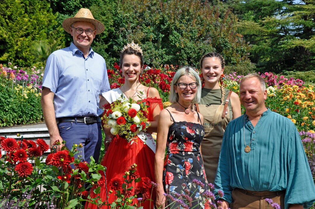 Mainau Gartendirektor Markus Zeiler (links) heißt die amtierende Dahlienkönigin Elisabeth II. und ihre Familie am Eröffnungswochenende der Dahlienwahl auf der Insel Mainau herzlich willkommen.