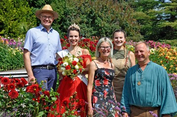Mainau Gartendirektor Markus Zeiler (links) heit die amtierende Dahlienknigin Elisabeth II. und ihre Familie am Erffnungswochenende der Dahlienwahl auf der Insel Mainau herzlich willkommen.