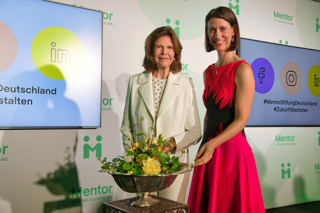 I. M. Königin Silvia von Schweden und Bettina Gräfin Bernadotte, Mainau-Geschäftsführerin und Vorstandsvorsitzende der Mentor Stiftung Deutschland, bei der Taufe der "Mentor"-Rose.