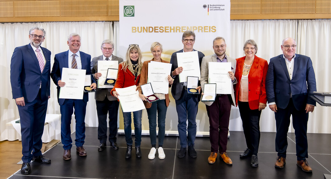Ministerialdirektorin Dr. Katharina Bttcher (2.v.r.) berreichte gemeinsam mit DLG-Vizeprsident Dr. Diedrich Harms (links) Urkunde und Medaille an die Bundesehrenpreistrger 2022 der Fruchtgetrnkebranche in Berlin. Klaus Heidlinger, Geschftsfhrer des Verbands der Deutschen Fruchtsaft-Industrie, zhlte zu den Gratulanten.