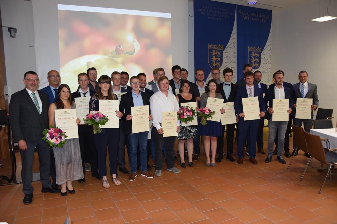Die 24 neuen Gärtnermeister/innen Fachrichtung Obstbau; Links im Bild: Dr. Kurt Mezger (RP Stuttgart), Präsident Franz Josef Müller (LVEO)