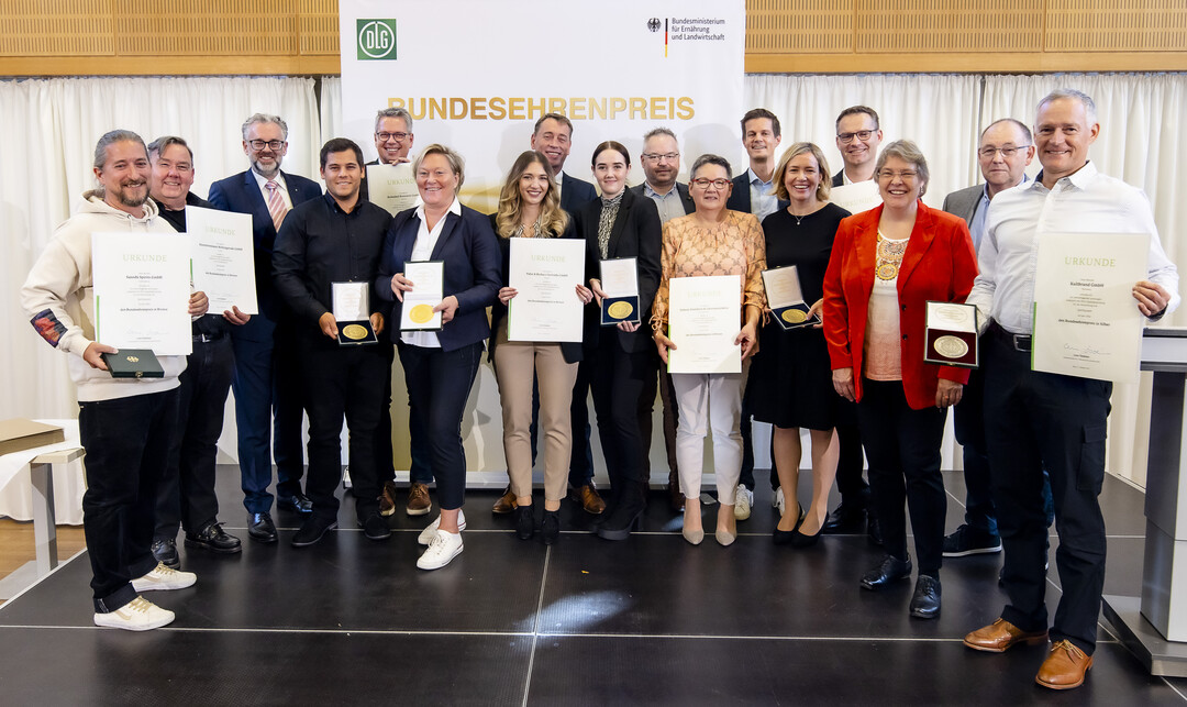 Ministerialdirektorin Dr. Katharina Böttcher (3.v.r.) überreichte gemeinsam mit DLG-Vizepräsident Dr. Diedrich Harms (3.v.l.) Urkunde und Medaille an die Bundesehrenpreisträger 2022 der Spirituosenbranche in Berlin.