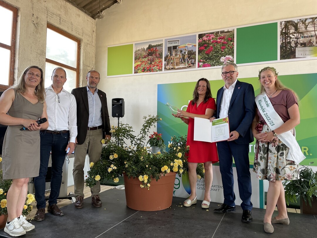 Freuen sich über die Rosentaufe, v.l.: Lydia Frotscher, Ausstellungsbevollmächtigte der DBG, Rosenzüchter Jens Krüger, BUGA23-Geschäftsführer Michael Schnellbach, Daniela Franz, Taufpate und Mannheimer Oberbürgermeister Dr. Peter Kurz, Deutsche Blumenfee Regina Haindl.