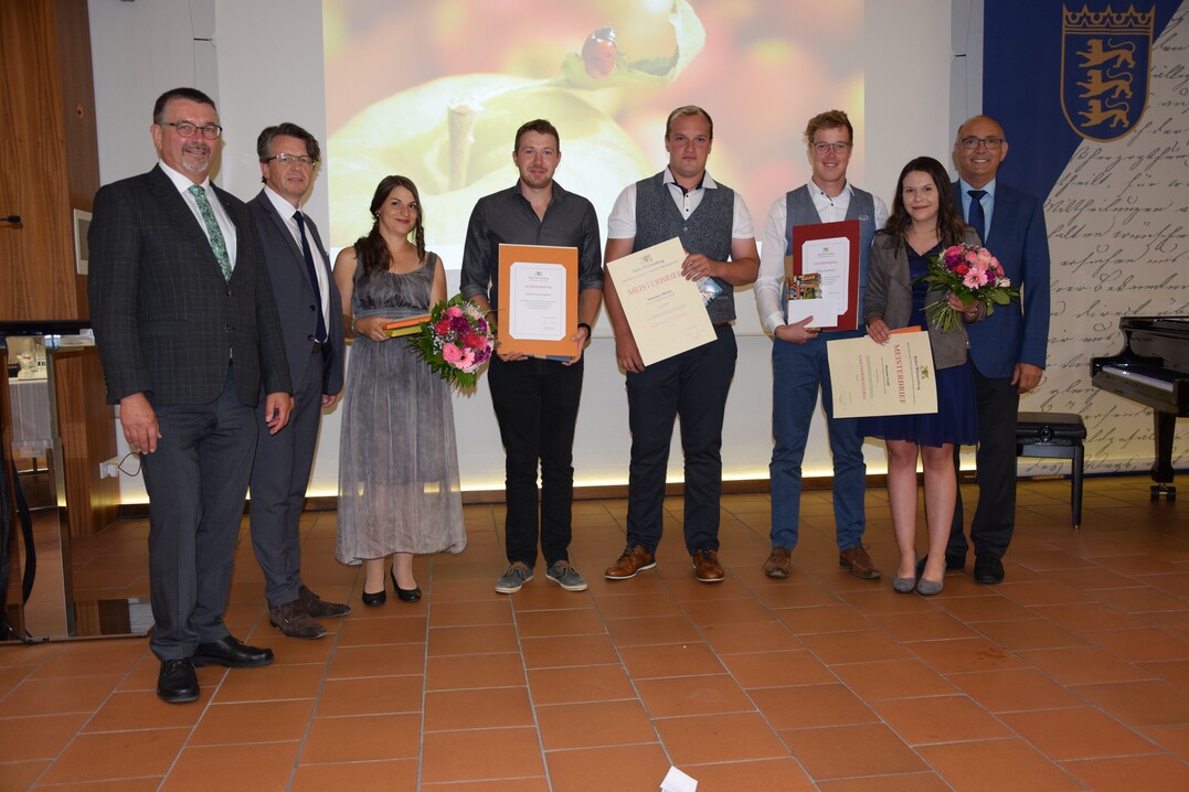 Ehrung und Preisverleihung an die Jahrgangsbesten: (v.l.n.r.) Dr. Kurt Mezger (RP Stuttgart), Dr. Dieter Blankenhorn (LVWO), Patricia Sauter, Daniel Enzenmller, Johannes Michel, Philipp Knoblauch, Marion Gold, Prsident Franz Josef Mller (LVEO)