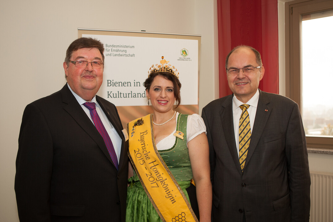 Peter Maske, Präsident des Deutschen Imkerbundes, Sabrina I., Bayerische Honigkönigin 2015-2017, Christian Schmidt, Bundeslandwirtschaftsminister
