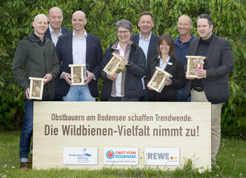 Patrick Trtschler (Bodensee-Stiftung), Werner Vooren (Kreisimkerverein Tettnang-Friedrichshafen), Johannes von Eerde (Obst vom Bodensee Vertriebsgesellschaft), Katja Rser (Marktgemeinschaft Bodenseeobst), Michael Winstel (Wrttembergische Obstgenossenschaft Raiffeisen), Esther Dworak (Obst vom Bodensee Vertriebsgesellschaft), Andreas von Traitteur (Landwirt), Dr. Florian Schfer (REWE Group).