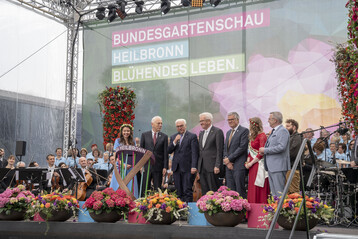 v. l. Kthchen von Heilbronn Jasmin Heyd, Heilbronns Oberbrgermeister Harry Mergel, Bundesprsident Frank-Walter Steinmeier, Ministerprsident Baden-Wrttemberg Winfried Kretschmann, BUGA-Geschftsfhrer Hanspeter Faas, Deutsche Weinknigin Carolin Klckner, und Prsident des Zentralverbands Gartenbau Jrgen Mertz