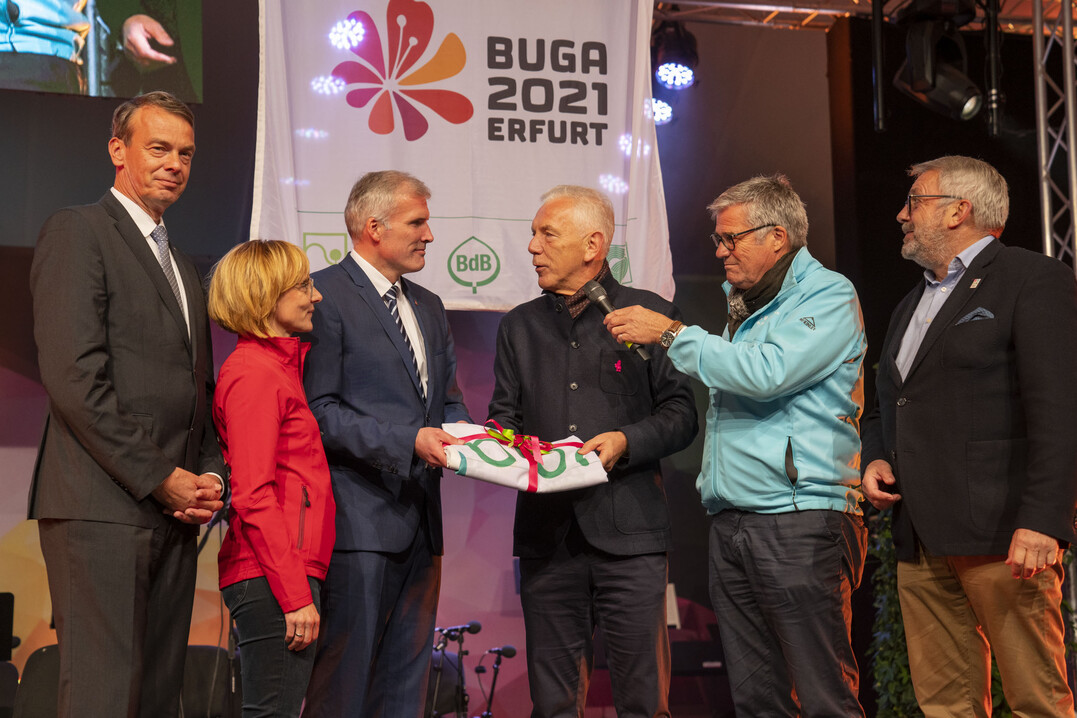 von links: Lutze von Wurmb (Vorsitzender DBG), Kathrin Weiß (BUGA Erfurt 2021), OB Anderas Bausewein (Erfurt), OB Harry Mergel (Heilbronn), Hanspeter Faas (BUGA Heilbronn 2019), Jochen Sandner (DBG)