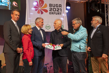 von links: Lutze von Wurmb (Vorsitzender DBG), Kathrin Wei (BUGA Erfurt 2021), OB Anderas Bausewein (Erfurt), OB Harry Mergel (Heilbronn), Hanspeter Faas (BUGA Heilbronn 2019), Jochen Sandner (DBG)