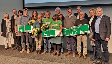 Die Schinkeler Hfe westlich von Kiel wurden fr ihre Solawi-Organisation als Verbund von vier Bio-Unternehmen sowie fr die Weiterfhrung traditioneller Vermarktungswege ausgezeichnet