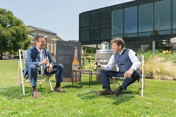 Landwirtschaftsminister Hauk MdL und Herrn Jrg Geiger vor dem Landtag in Stuttgart